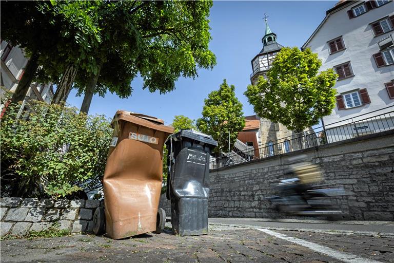 Diese beschädigten Tonnen warten auf ihre Abholung. Auch bei dieser Dienstleistung muss der Entsorger nacharbeiten. Foto: Alexander Becher