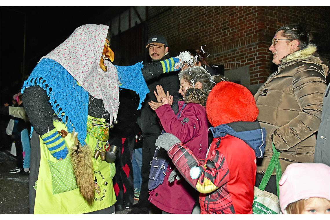 Diese Besucherin wird Zuhause noch so manches Mitbringsel in ihrer Kleidung find...