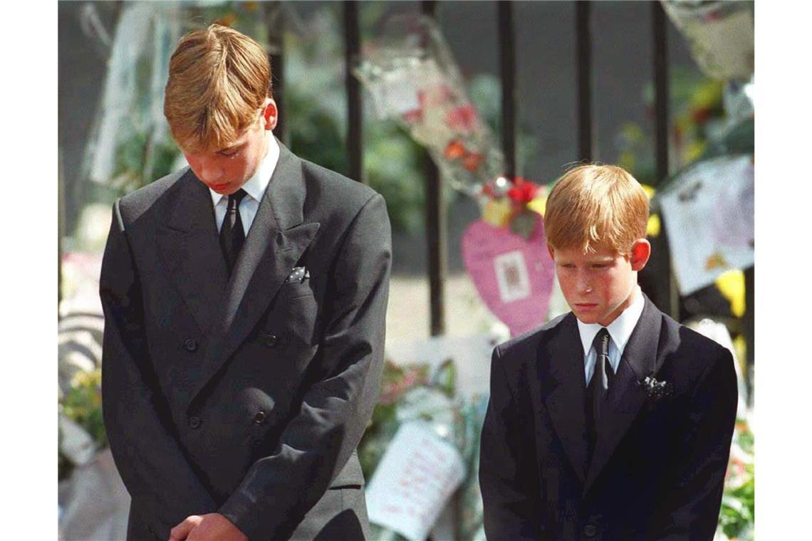 Diese Bilder gingen um die Welt: Mit gesenktem Köpfen verfolgen Prinz William (l) und Prinz Harry, wie der Sarg mit den sterblichen Überresten ihrer Mutter Prinzessin Diana nach der Trauerfeier aus der Londoner Westminster Abbey getragen wird.