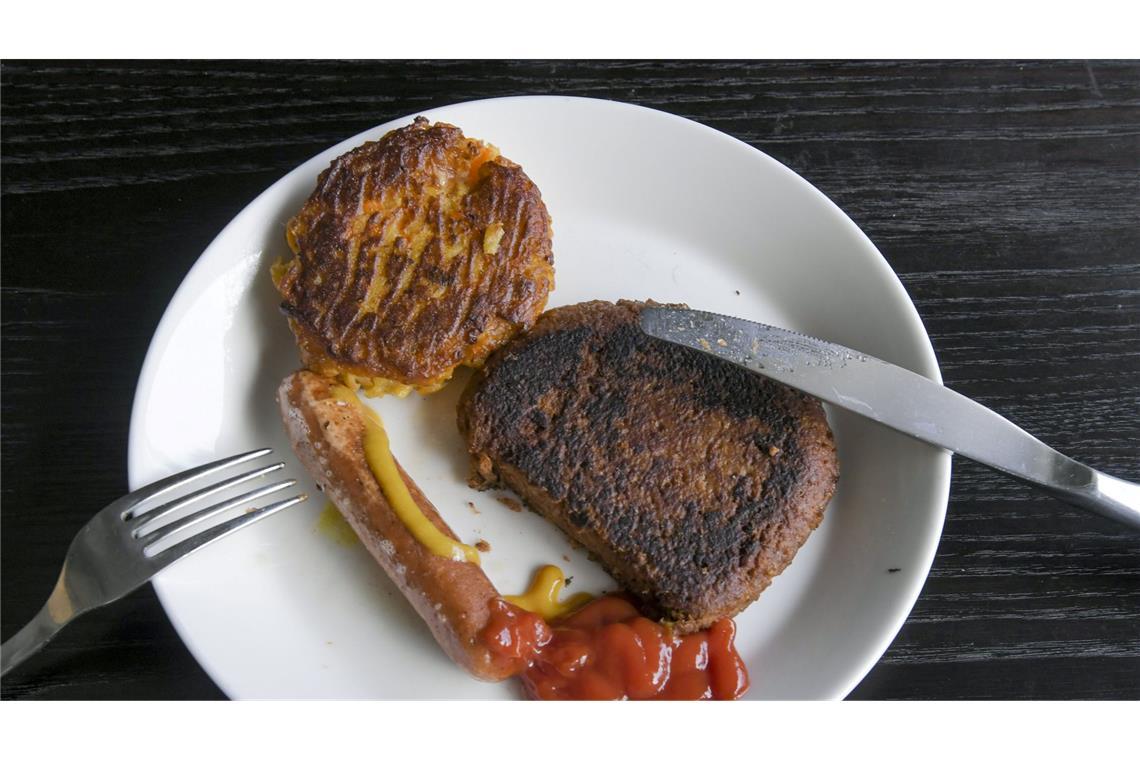Können Vegetarier bald in einen echten Burger beißen? Diese Bouletten und Würstchen sehen aus wie echtes Fleisch, sind aber aus pflanzlichen Ersatzprodukten hergestellt. (Archivbild)
