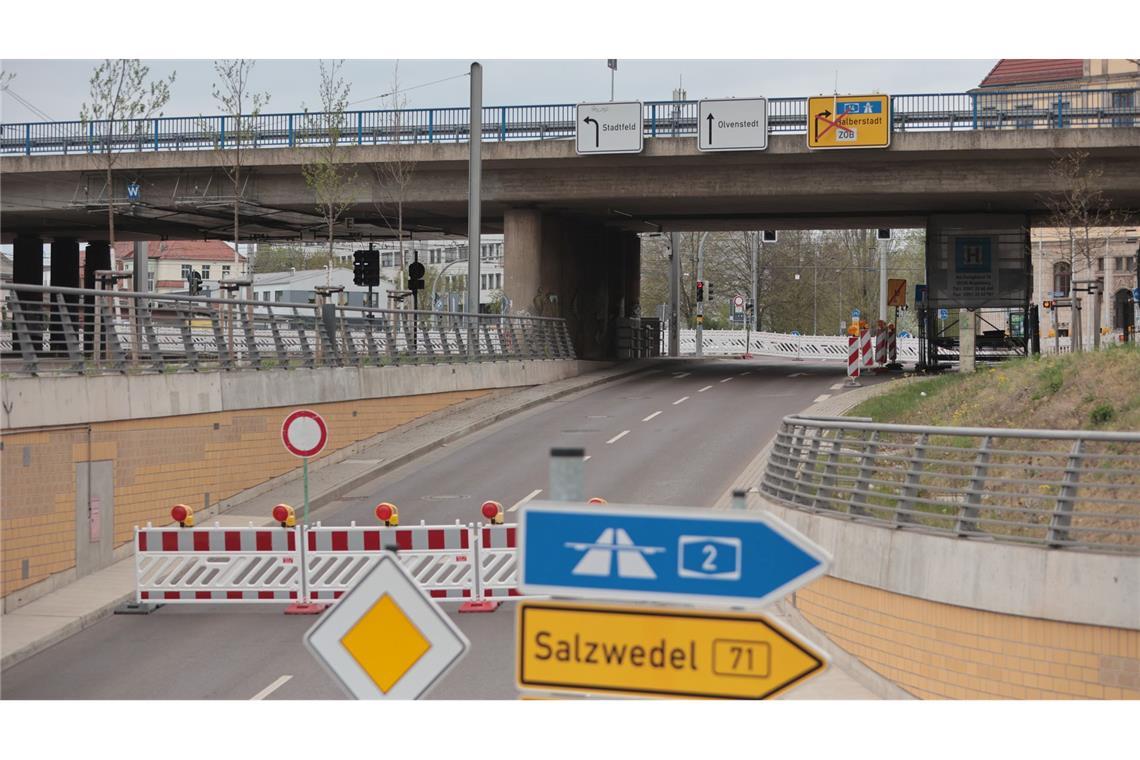 Marode Brücken: Bericht sieht viel höheren Sanierungsstau Diese Brücke im Stadtzentrum von Magdeburg ist seit Dienstag dicht.