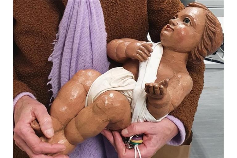 Diese Christkind-Figur haben Unbekannte kurz vor Weihnachten gestohlen. Foto: -/Polizei Berlin/dpa