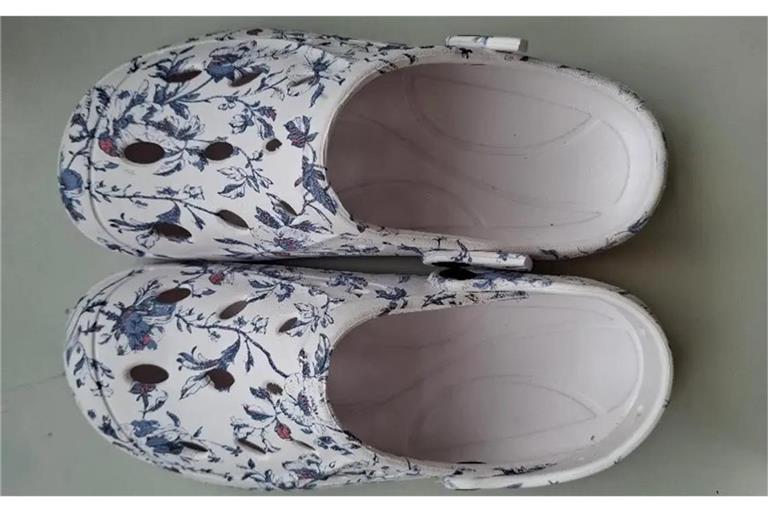 Diese Clogs ruft KiK derzeit zurück.