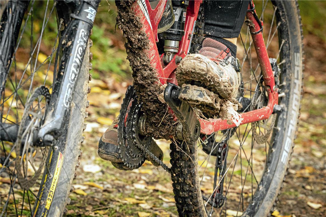 Diese Detailaufnahme zeigt, dass schon so mancher Dreck an den Bikes und der Aus...
