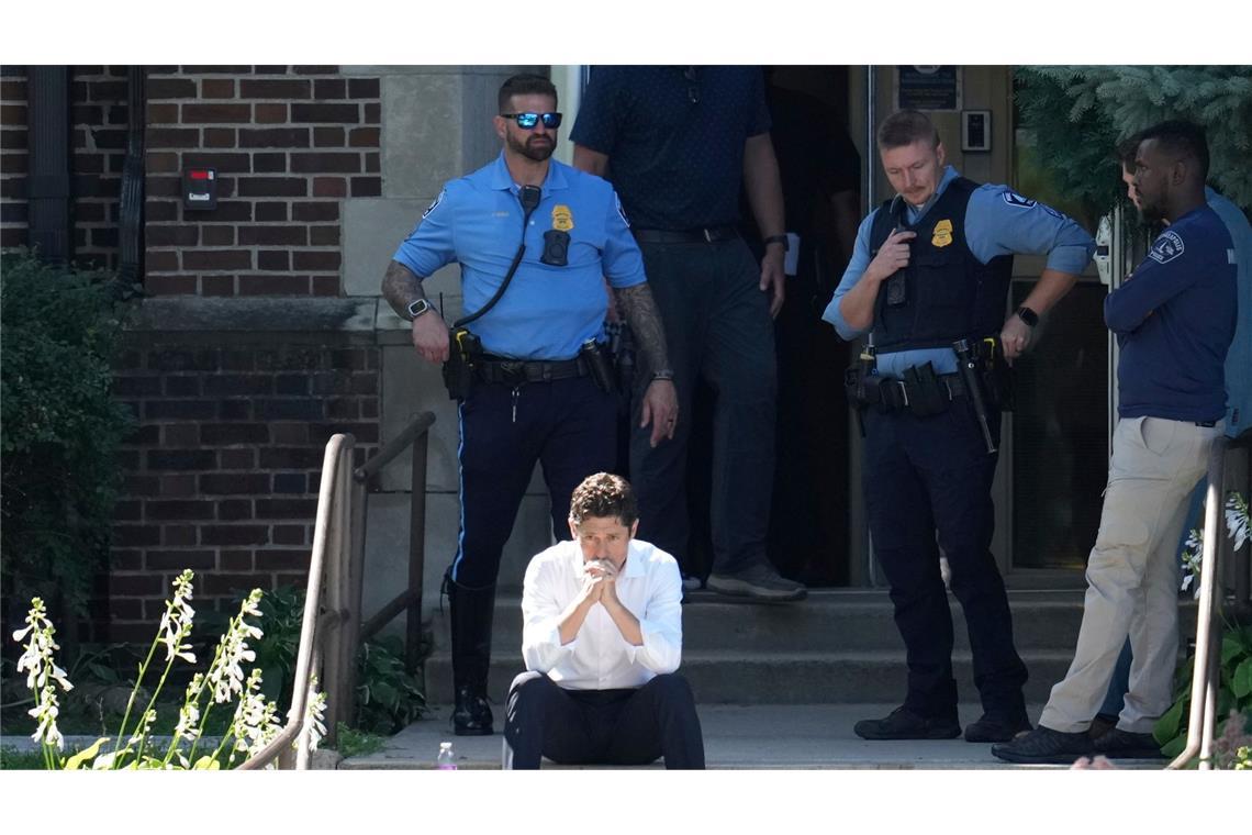 Todesschüsse auf Kinder während Schulgottesdienst in den USA "Diese Familien leiden unermessliche Schmerzen" - sagte der Bürgermeister von Minneapolis, Jacob Frey, nach den tödlichen Schüssen während eines Schulgottesdienstes.
