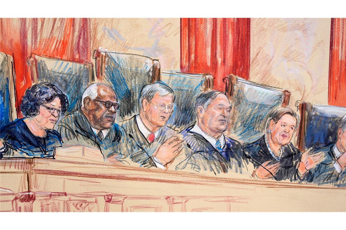 Diese Gerichtsskizze zeigt die Mitglieder des Obersten Gerichtshofs der USA in Washinton. Der Supreme Court prüft, ob der frühere US-Präsident Trump für bestimmte Handlungen während seiner Amtszeit als Präsident überhaupt belangt werden kann oder nicht.