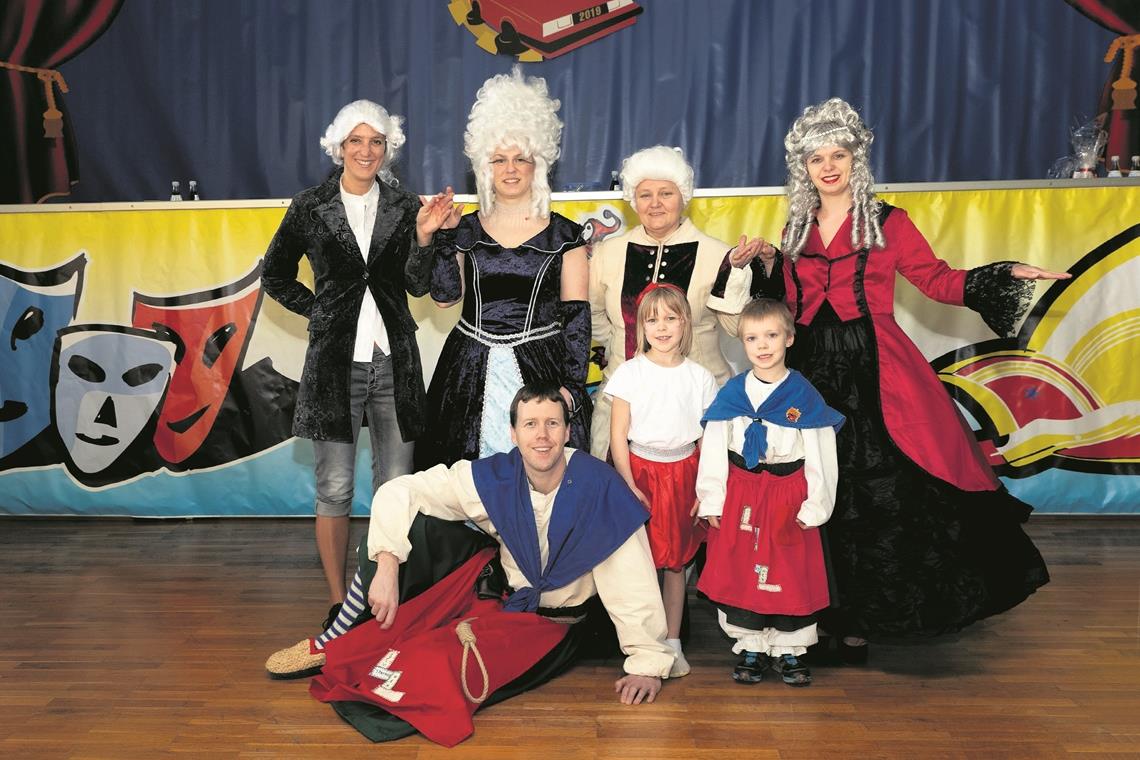 Karneval verbindet Generationen Diese Großfamilie lebt für den Karneval: Miriam Staita, Nadja Deiss, Birgit Kollak und Karola Lutz (hinten von links) sowie Matthias Lutz und die Kinder Diana (7) und Jens Lutz (5) (vorne von links). Foto: J. Fiedler