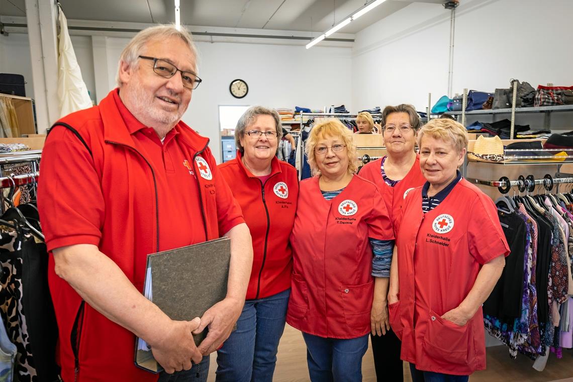 Kostenlose Klamotten für Geflüchtete Diese Helfer sorgen mit ihrem Engagement für das soziale Angebot der DRK-Kleiderhalle (von links nach rechts): Kurt Zeller, Anne Fix, Tatjana Dermer, Irma Reisbich, Ludmilla Schneider und Rose Kraft. Letztere ist nicht auf dem Foto zu sehen.