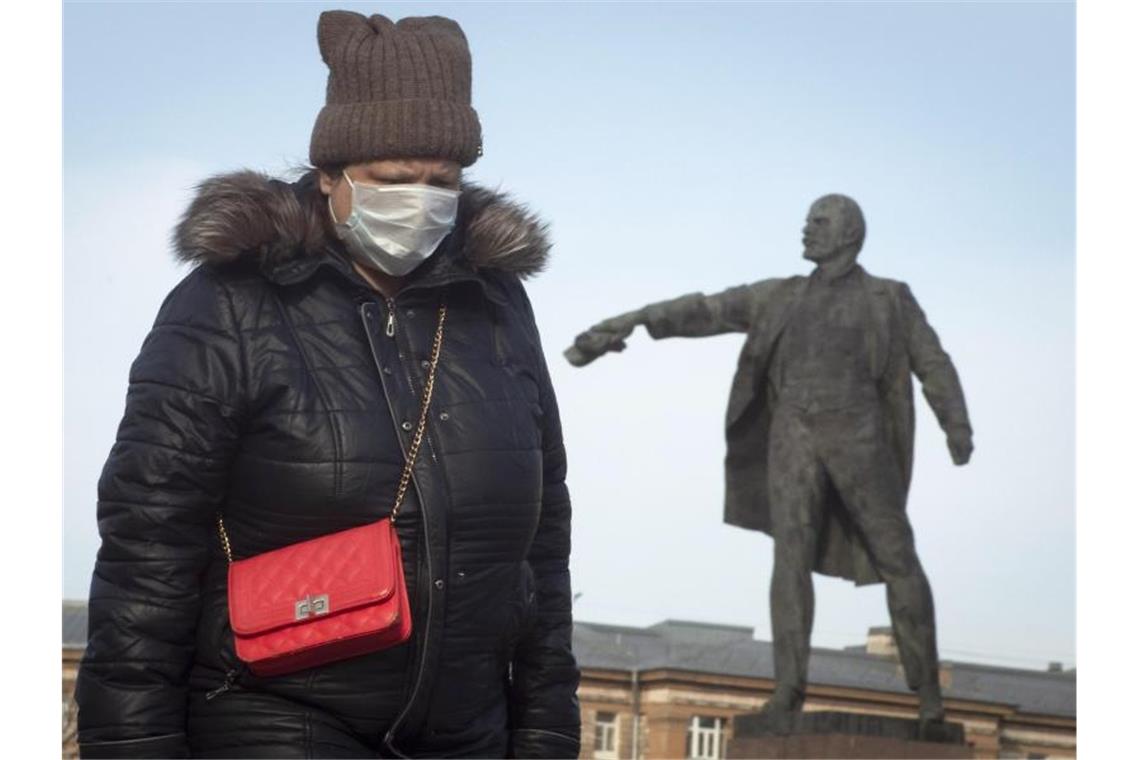 „Diese Infektion kennt keine Grenzen“: Eine Frau unterwegs mit Gesichtsmaske in St. Petersburg. Foto: Dmitri Lovetsky/AP/dpa