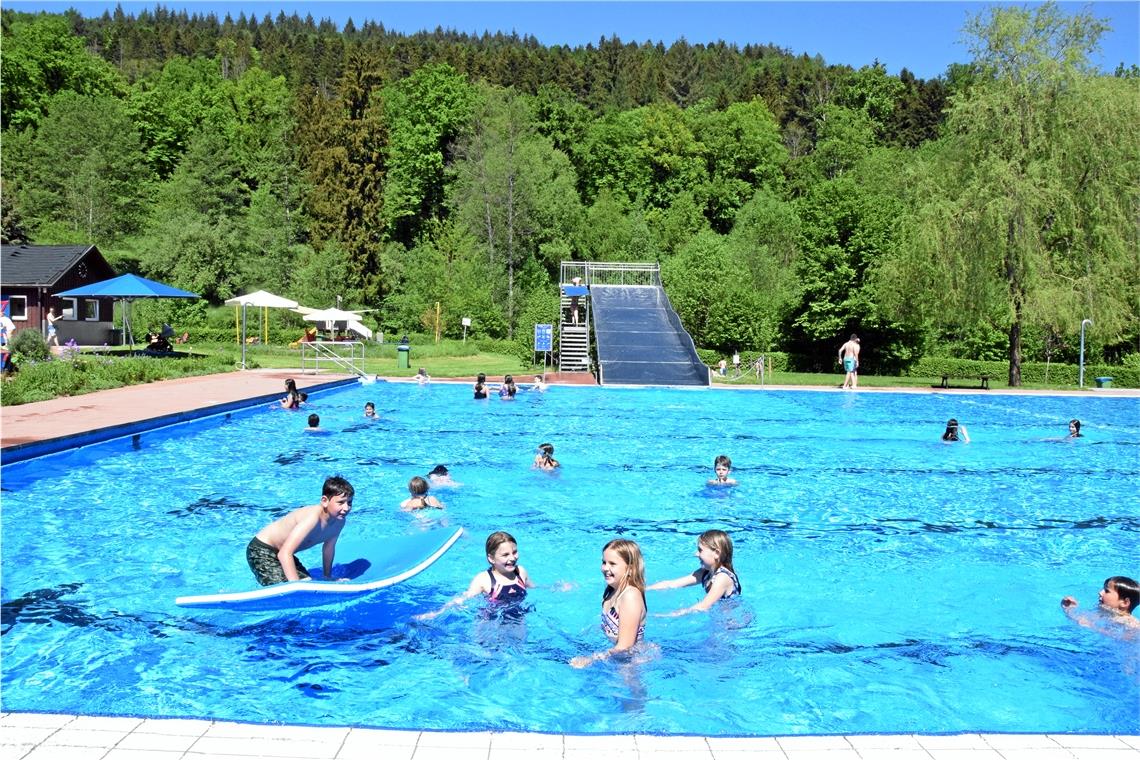 Diese Kinder im Murrhardter Freibad sind sehr froh über die Möglichkeit, sich abkühlen zu können. Archivfoto: Elisabeth Klaper