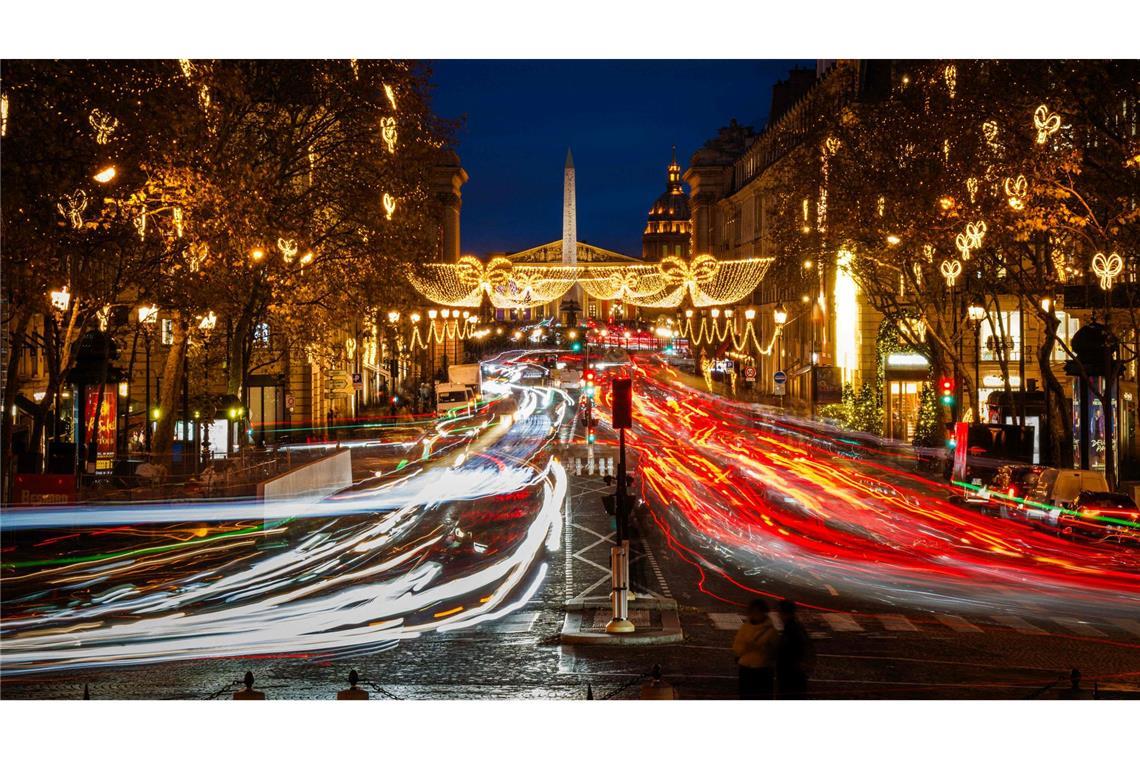 Diese Langzeitbelichtung zeigt einen Blick auf die Rue Royale in Paris mit Weihnachtsbeleuchtung und dem Place de la Concorde im Hintergrund.