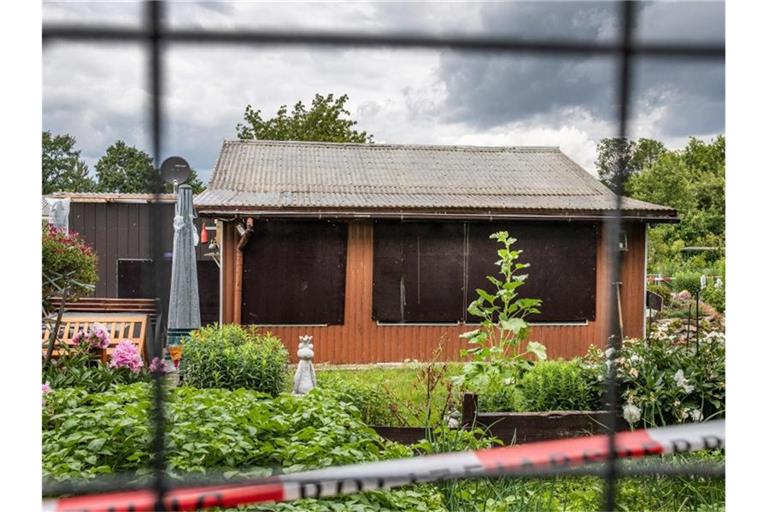 Diese Laube am Stadtrand ist einer der Tatorte des vermutlichen Haupttäters im Missbrauchsfall Münster. Foto: Marcel Kusch/dpa