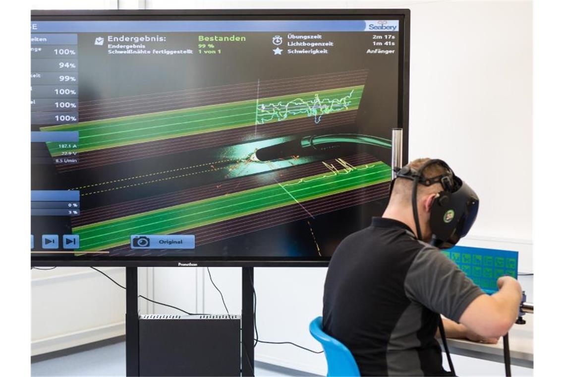 Diese Lehrstellen sind gesucht: Ausbildung bei Daimler an einer virtuellen Schweißmaschine in einem neuen Industrie-4.0-Labor. Foto: Christoph Schmidt