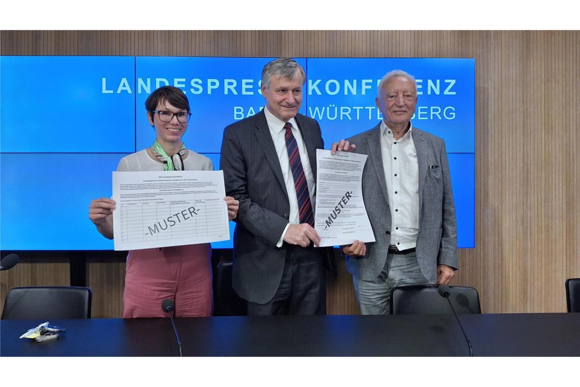 Volksbegehren gegen XXL-Landtag startet am Montag Diese Listen sollen bald mit Unterschriften gefüllt werden. Judith Skudelny, Hans-Ulrich Rülke und Dieter Distler (v.l.n.r.) bei der Landespressekonferenz zum Volksbegehren gegen den XXL-Landtag.