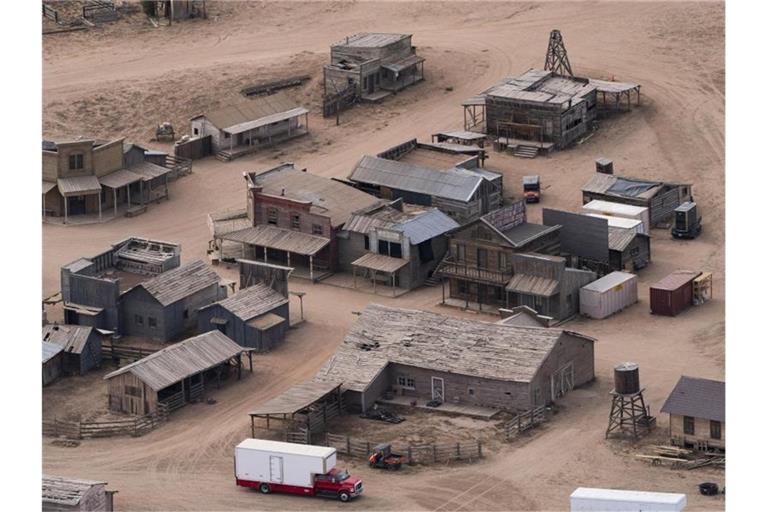 Diese Luftaufnahme zeigt die Bonanza Creek Ranch nach dem tödlichen Schuss aus einer Requisitenwaffe auf die Chef-Kamerafrau am Set eines Westerns. Foto: Jae C. Hong/AP/dpa