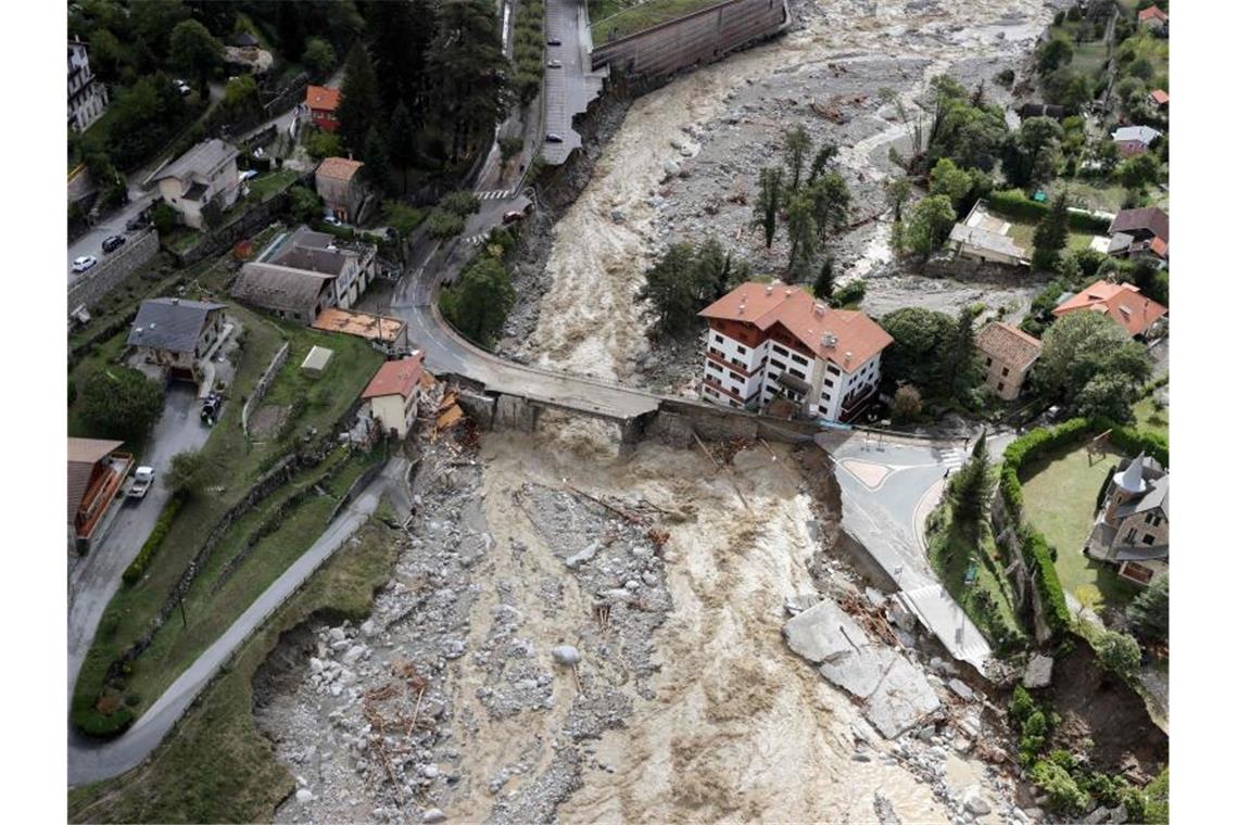 Diese Luftaufnahme zeigt die Schäden, die von schweren Regenfällen und Überschwemmungen in Saint-Martin-Vesubie verursacht wurden. Nach Unwettern und Überschwemmungen in der Region der südfranzösischen Metropole Nizza werden nach Medienberichten mindestens neun Menschen vermisst. Foto: Valery Hache/AFP/dpa