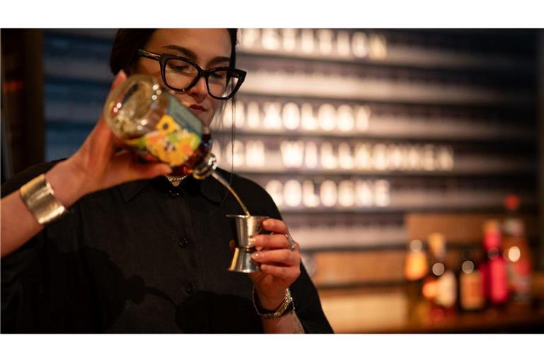 Diese Nachricht ist nicht aus den 80ern: Clara Schoper (24) aus der Münchner "Zephyr Bar" hat mit "Rum-Cola" einen Cocktailwettbewerb gewonnen. (Handoutbild)