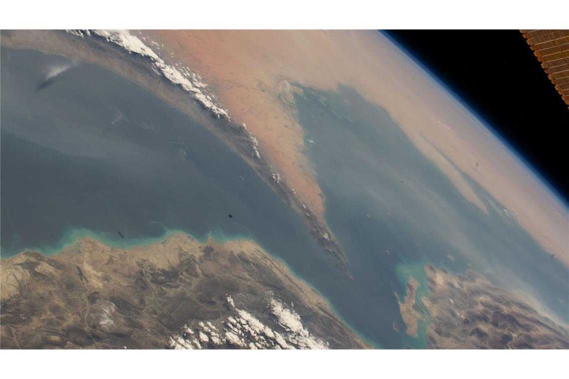 Diese  Satellitenaufnahme zeigt die Straße von Hormus, die den Golf von Oman (li.) mit dem Persischen Golf (re.) verbindet.