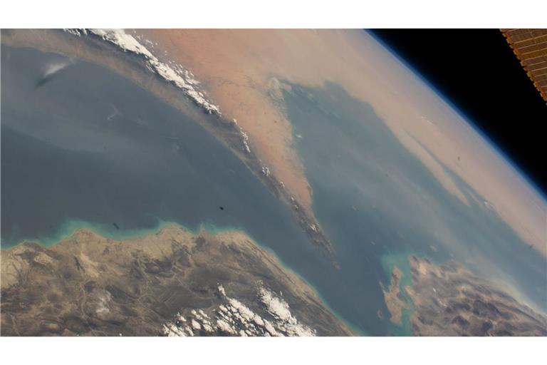 Diese  Satellitenaufnahme zeigt die Straße von Hormus, die den Golf von Oman (li.) mit dem Persischen Golf (re.) verbindet.