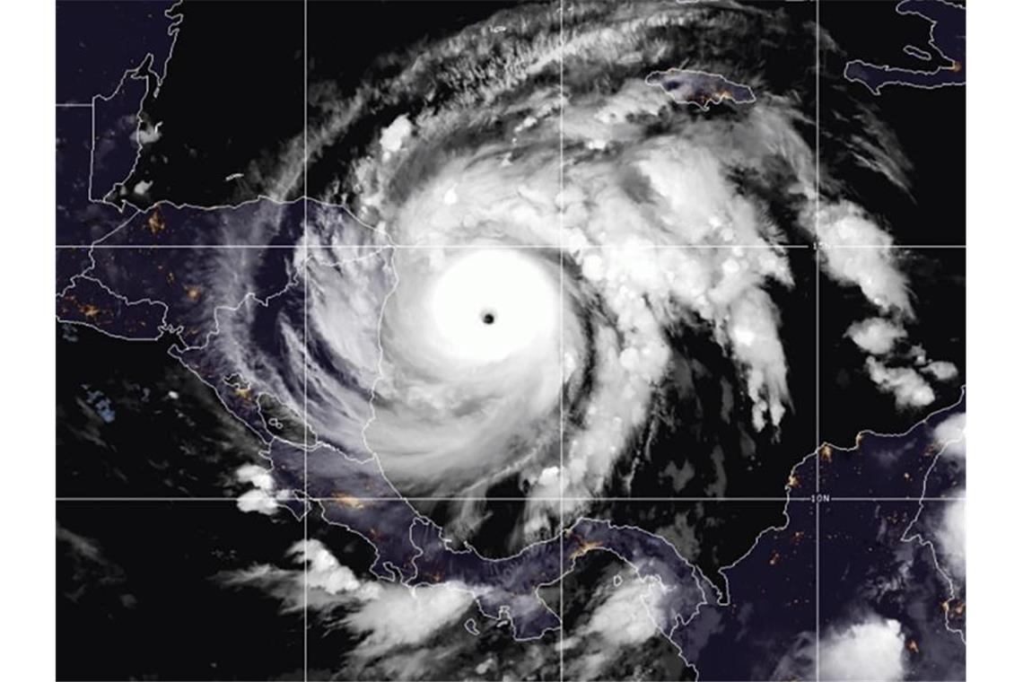 Diese Satellitenaufnahme zeigt Tropensturm „Iota“ über dem Nordatlantik. Foto: -/NOAA/AP/dpa