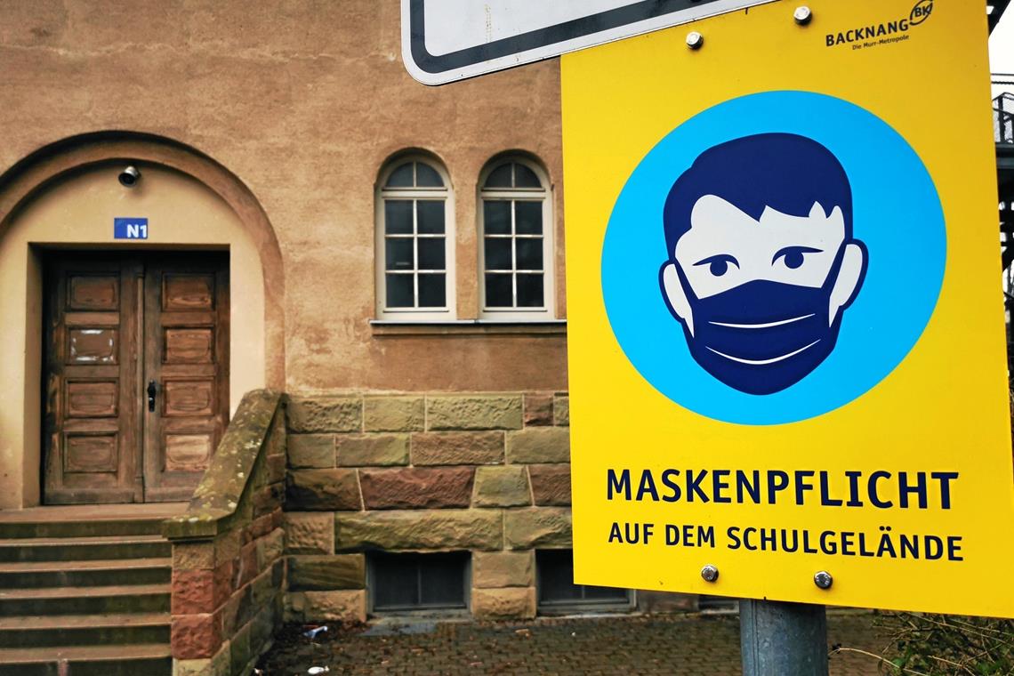 Diese Schilder verlieren bald an Bedeutung, auch in Schulen gilt bald keine Maskenpflicht mehr. Archivfoto: T. Sellmaier