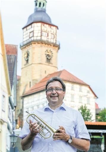 Diese Sicht auf den Turm hat Rainer Schnabel eigentlich nie. Als Turmbläser beim Zapfenstreich des Straßenfestes blickt er sonst immer von oben auf den Marktplatz herab. Fotos: A. Becher