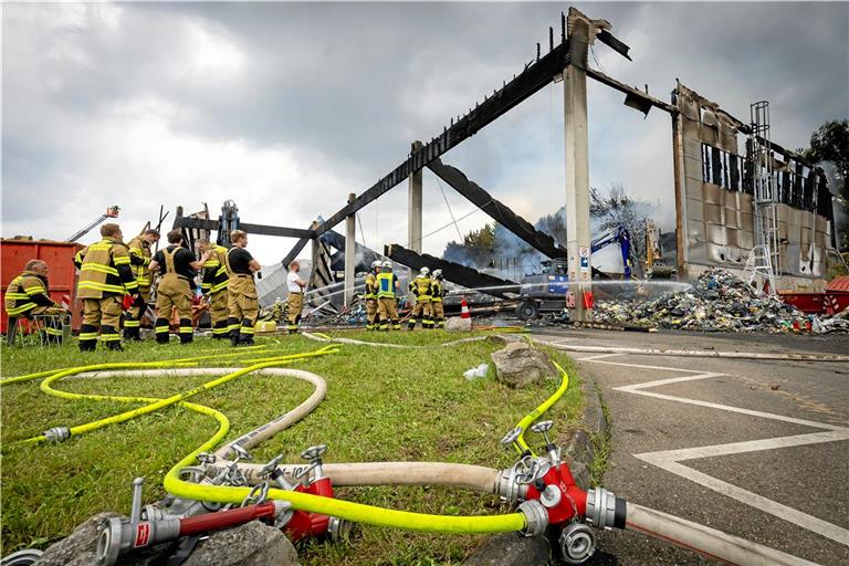 Diese Situation soll vermieden werden: Eine Lagerhalle des Entsorgungsunternehmen Veolia brannte Anfang Juni im Kuchengrund in Backnang vollständig aus. Archivfoto: Alexander Becher