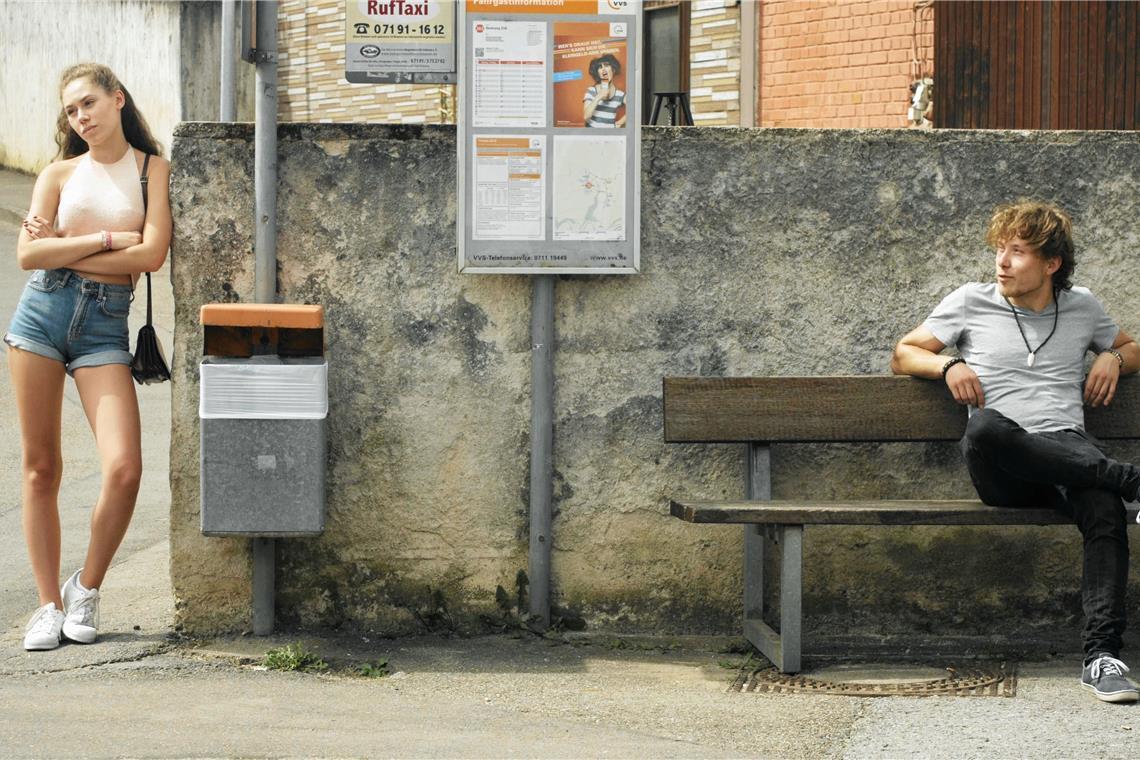 Für den Film „Aspach“ stand der halbe Ort vor der Kamera Diese Szene mit Henriette Schwabe und Jan-David Bürger wurde an einer Bushaltestelle in Mittelschöntal gedreht. Foto: Ringo Paulusch