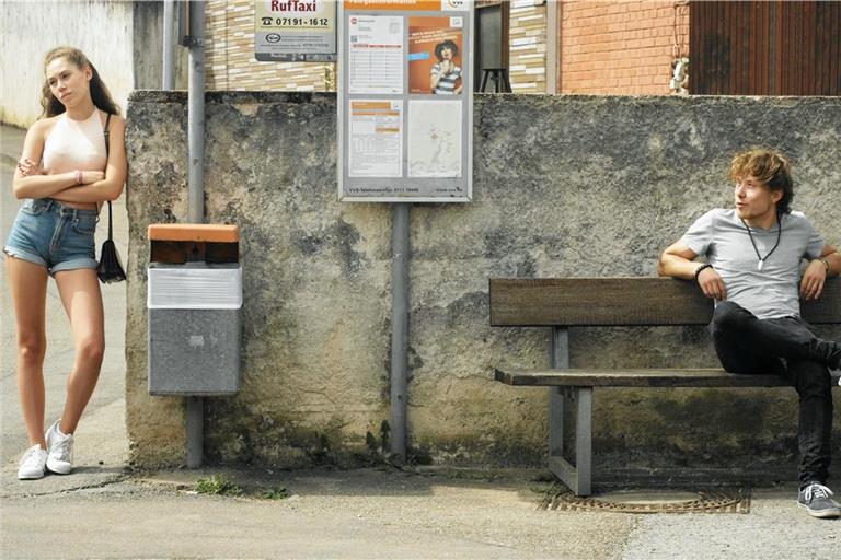Diese Szene mit Henriette Schwabe und Jan-David Bürger wurde an einer Bushaltestelle in Mittelschöntal gedreht. Foto: Ringo Paulusch
