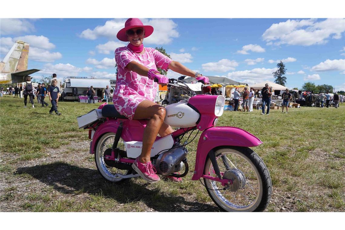 Mit dem Retro-Panzer über den Acker pflügen Diese Teilnehmerin sorgte mit ihrem Motorrad vor allem farblich für ein Highlight.