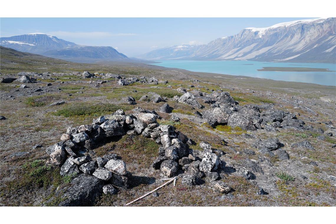 Diese über 2000 Jahre alte Übernachtungsstelle von Karibu-Jägern haben die Forschenden der Universität Jena im Sommer 2025 auf der Halbinsel Nuussuaq im Westen Grönlands entdeckt.