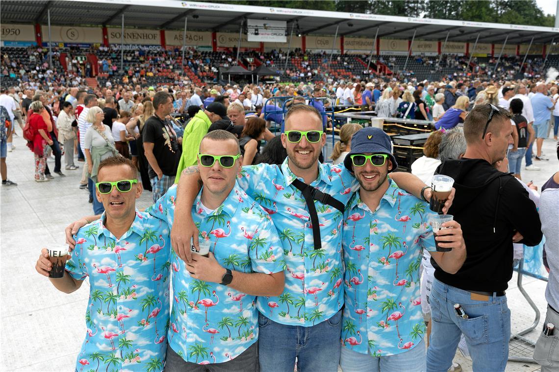 Diese vier Jungs aus Kaiserslautern sind zum zweiten Mal beim Heimspiel dabei. 