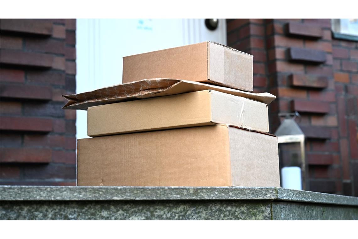 Mehr Beschwerden über die Post als bislang bekannt Diese vier Pakete sind angekommen an einem Mietshaus - bei anderen Sendungen ging etwas schief, was zu Beschwerden führte. (Symbolbild)