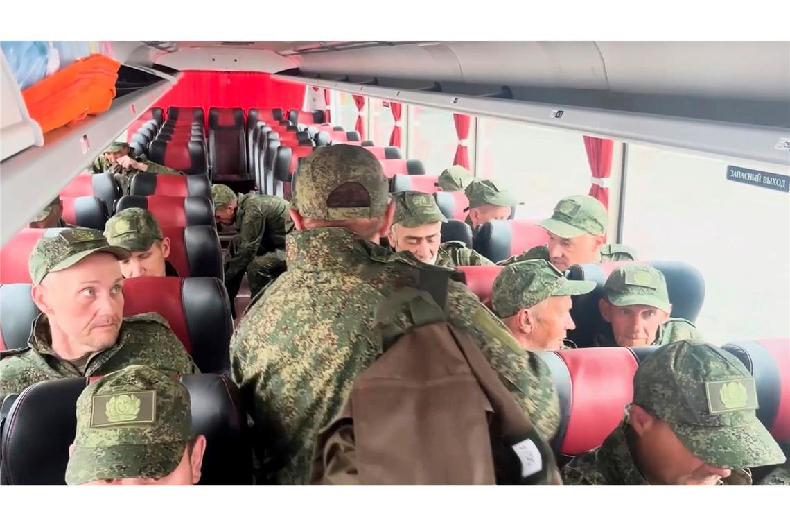 Russland und Ukraine tauschen weitere 307 Gefangene aus Diese von der Ukraine freigelassenen Gefangenen wurden nach Belarus gebracht, Russlands engstem Partner.