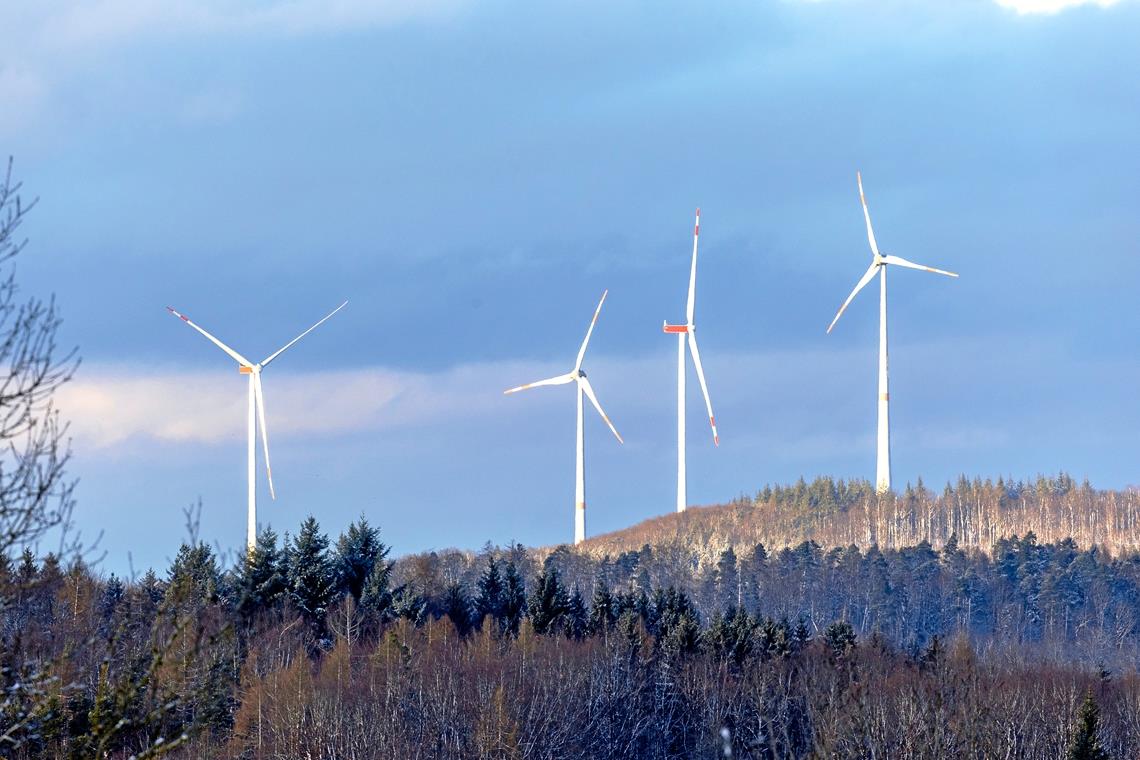 Diese Windkraftanlagen auf den Höhen des Schwäbischen Waldes wurden vom Juxkopf aus in Spiegelberg fotografiert. Bis es solche Windräder auch in Aspach und Oppenweiler gibt, wie die EnBW sie derzeit plant, wird wohl noch einiges Wasser die Murr hinabfließen. Fotos: A. Becher (2), privat (1)