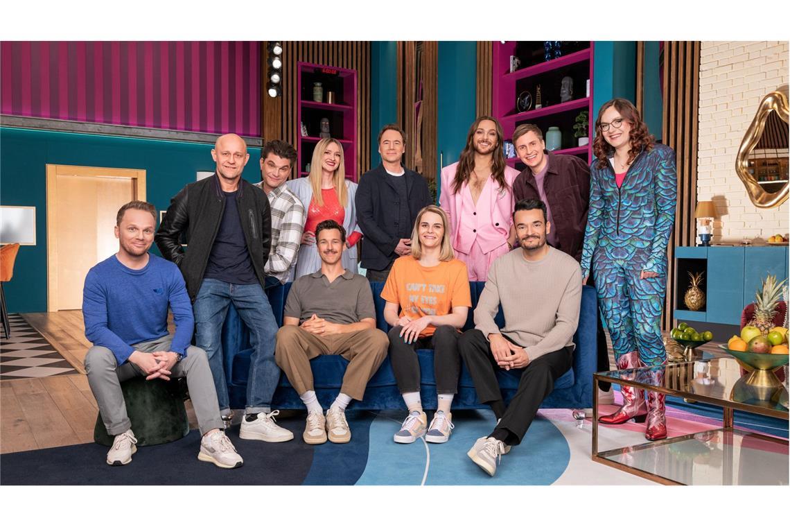 Diese zehn Promis versuchen sich gegenseitig zum Lachen zu bringen.