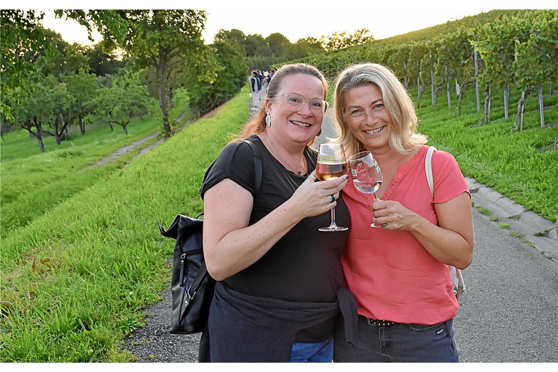 Diese zwei Damen genießen die Abendsonne in den Aspacher Weinbergen. Kelter. Wei...