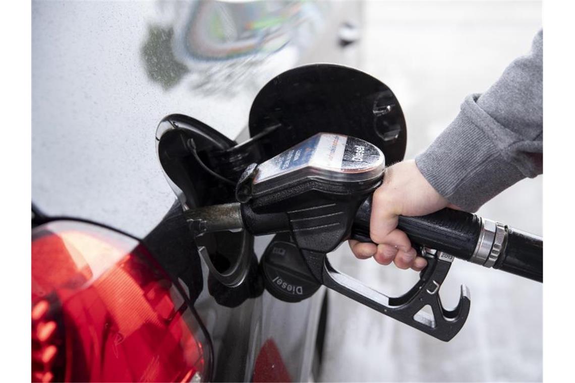 Brinkhaus und Dobrindt warnen SPD vor Linksrutsch Diesel, Benzin, Heizöl und Erdgas sollen nach dem Willen der Unionsfraktionsspitzen über einen Handel mit CO2-Verschmutzungsrechten teurer werden. Foto: Felix König