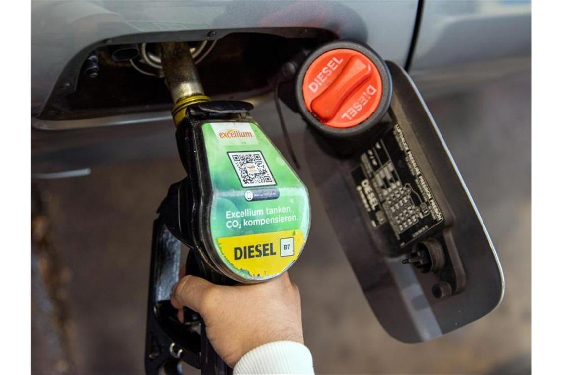 Union warnt Ampel vor Mehrbelastung von Dieselfahrern Dieselkraftstoff wird derzeit mit nur 47,04 Cent pro Liter besteuert. Dafür ist die Kfz-Steuer höher als beim Benzin. Foto: Carsten Koall/dpa