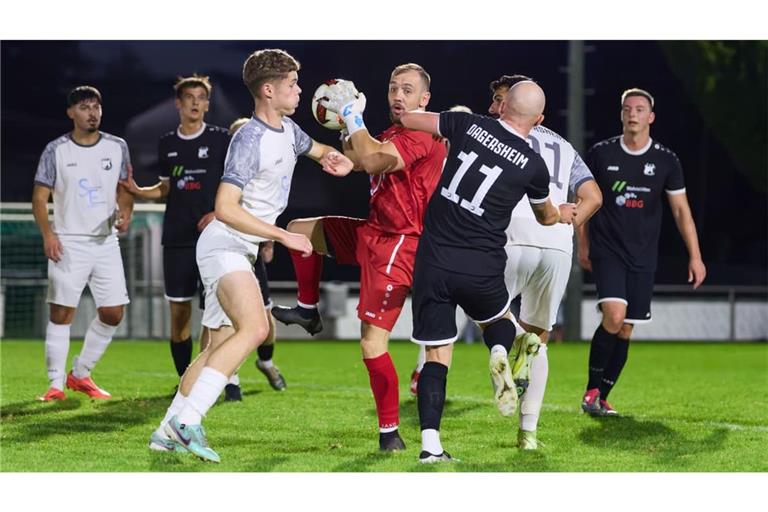 Diesen Abend wird Keeper Joshua Klement (in Rot) vom TSV Dagersheim II so schnell nicht vergessen: Die eigene Erste (in Schwarz) schenkte ihm 13 Dinger ein.