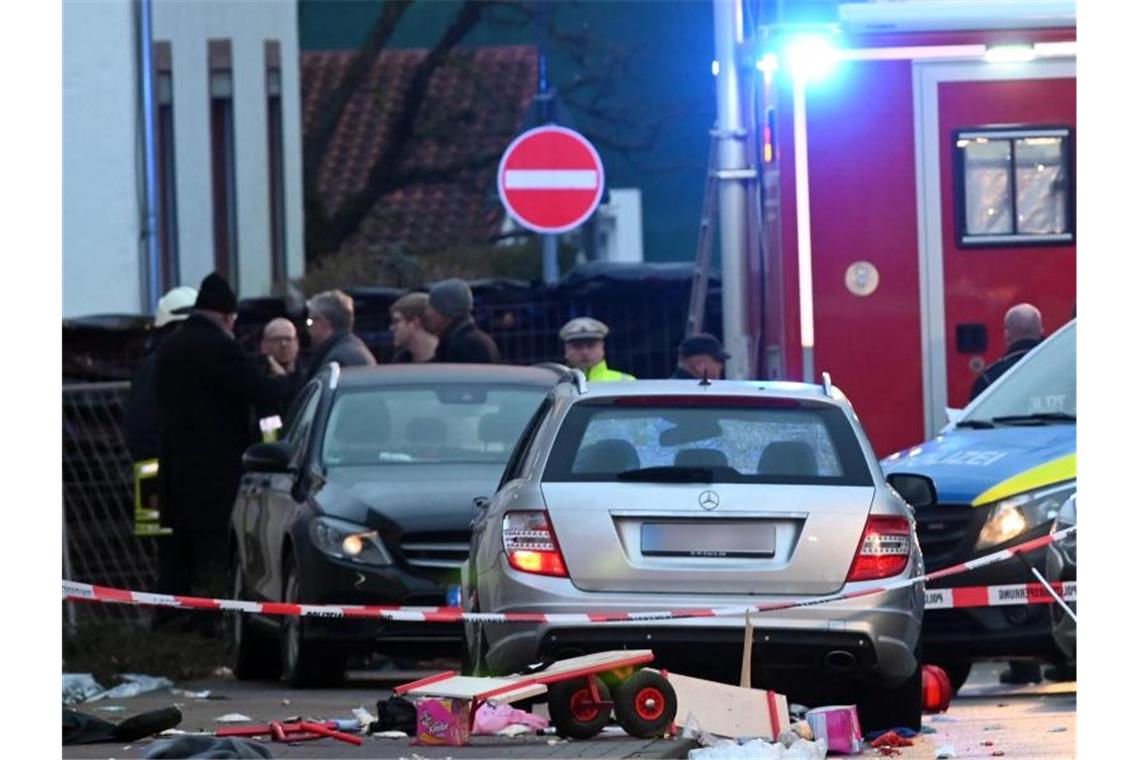 Diesen silbergrauen Mercedes hatte der Fahrer offenbar vorsätzlich in den Rosenmontagsumzug gesteuert. Foto: Uwe Zucchi/dpa