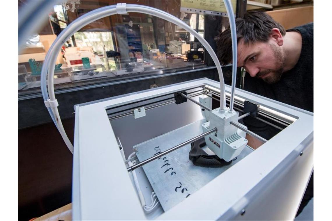 Dieser 3D-Drucker-Prototyp in Halle wird zur Herstellung von Corona-Masken eingesetzt. Foto: Hendrik Schmidt/dpa-Zentralbild/dpa