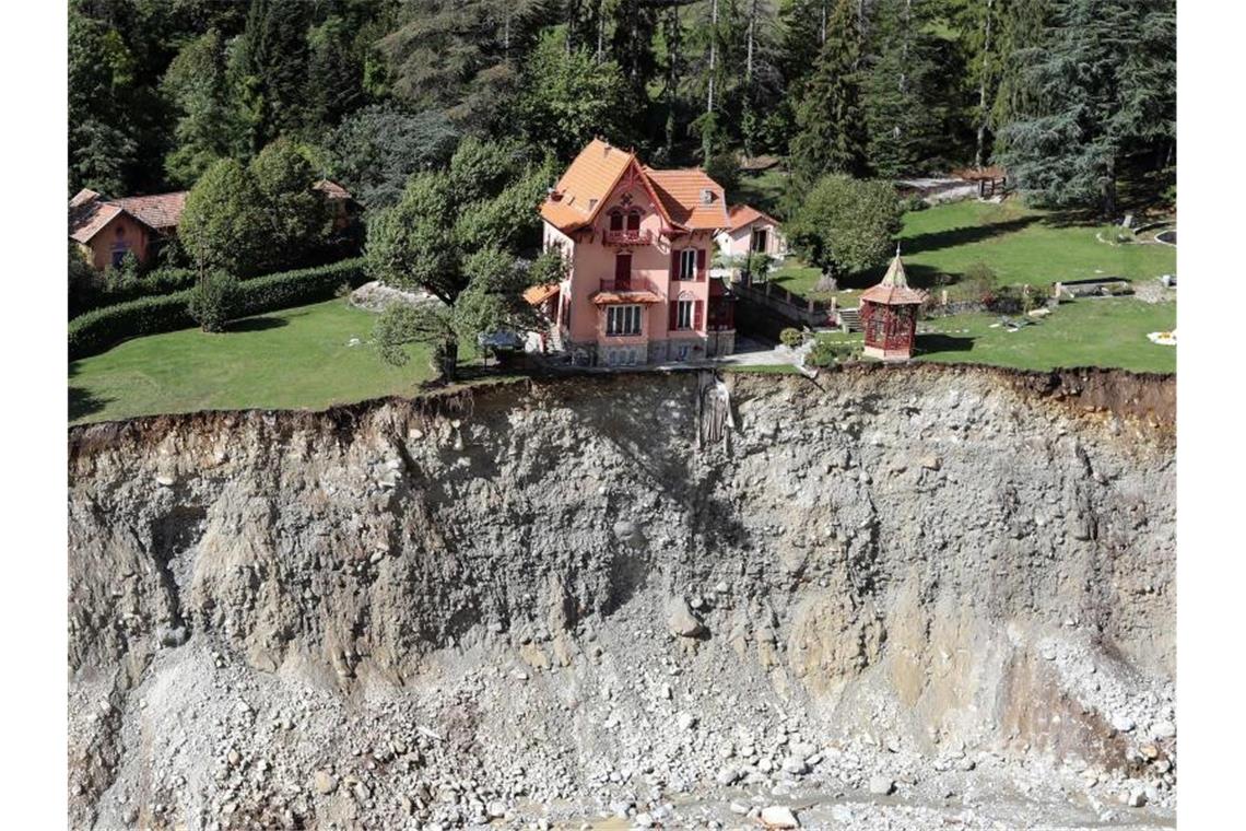 Dieser Abschnitt der Küste in der Region um die südfranzösische Metropole Nizza ist nach schweren Unwettern so stark erodiert, dass einem Haus die Zerstörung droht. Foto: Valery Hache/AFP/dpa