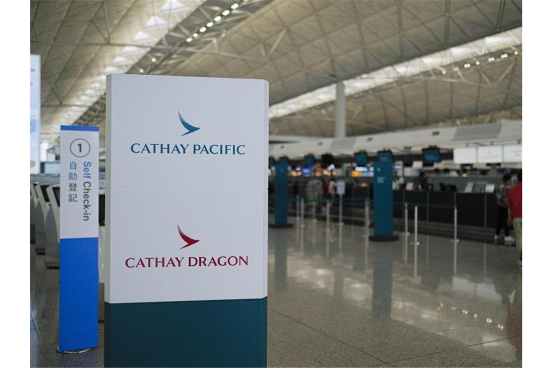 Dieser Check-In der Fluggesellschaft Cathay Pacific in Hongkong ist fast menschenleer. Foto: Keith Tsuji/SOPA Images via ZUMA Wire/dpa