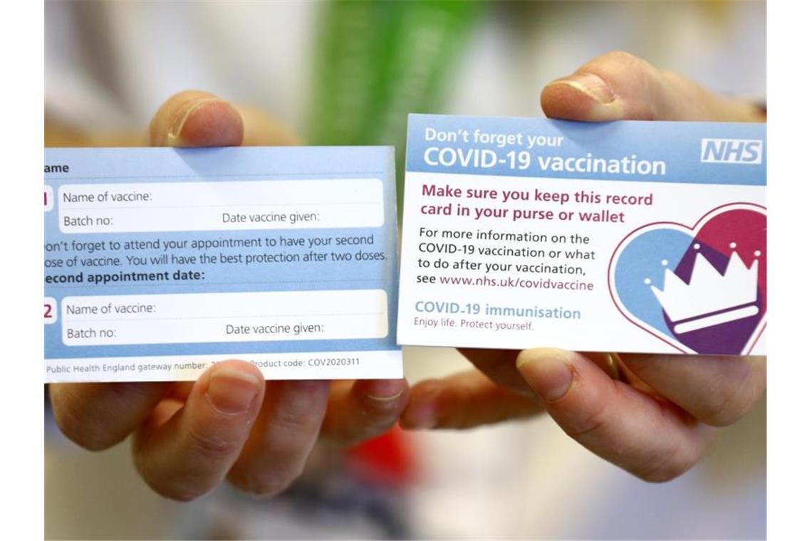Dieser Impfpass wird Patienten nach einer Impfung gegen COVID-19 ausgehändigt. Als erstes Land hat Großbritannien den Corona-Impfstoff des Mainzer Unternehmens Biontech und seines US-Partners Pfizer zugelassen. Foto: Gareth Fuller/PA Wire/dpa