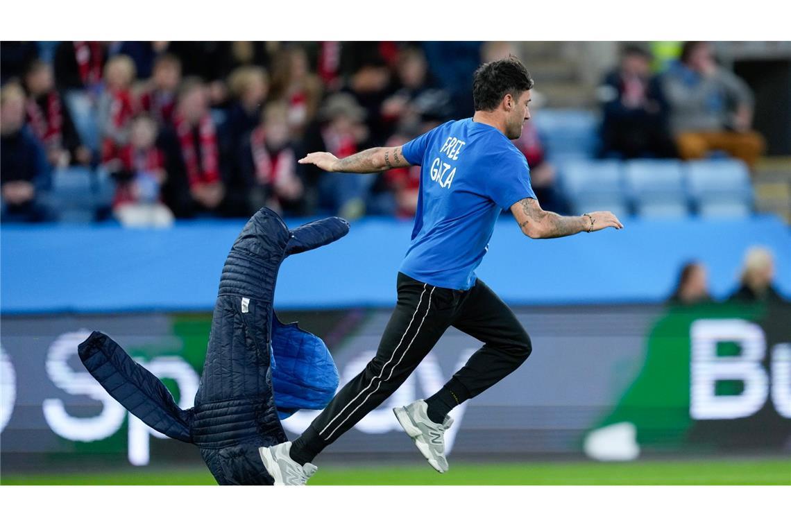 Dieser Mann sorgte für eine kurze Spielunterbrechung.