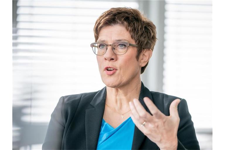 „Dieser ruinöse Wettbewerb fällt zuallererst auf die Kandidaten selbst zurück, aber auch auf die CDU“: Annegret Kramp-Karrenbauer. Foto: Michael Kappeler/dpa