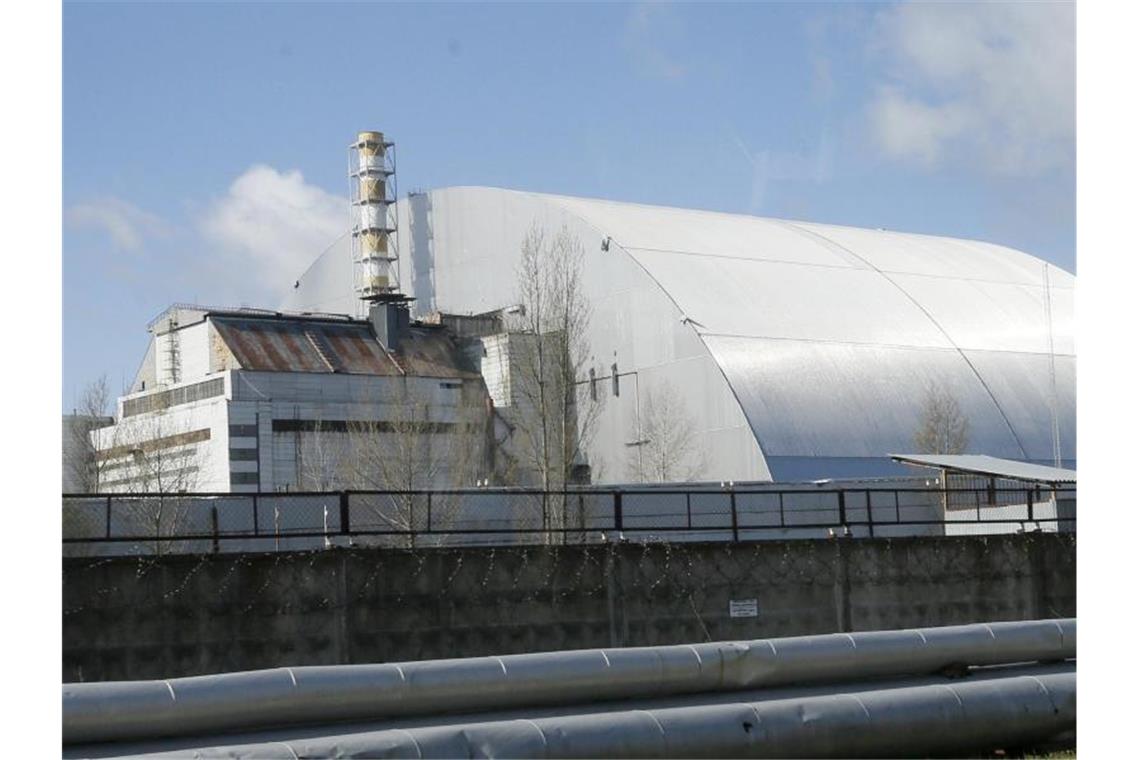 Weiteres Atom-Problem in Ukraine: AKW Tschernobyl ohne Strom Dieser Schutzbau bedeckt den vor 36 Jahren explodierten Reaktor im Kernkraftwerk Tschernobyl. Foto: Efrem Lukatsky/AP/dpa