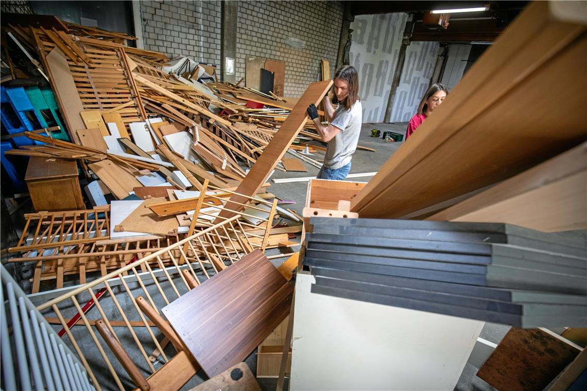 Der Möbelshop macht dicht Dieser Tage wurden die angemieteten Räumlichkeiten in der Fabrikstraße 43 geräumt. Mitarbeiter waren damit beschäftigt, die Gegenstände nach Material zu trennen und sortieren – Holz, Metall, Kunststoff und Elektroschrott und so weiter. Dann wurden die Einzelteile der ehemaligen Einrichtungsgegenstände zur Deponie gefahren und dort entsorgt. Fotos: A. Becher