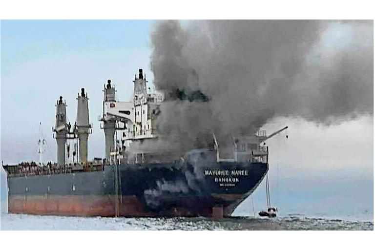 Dieser thailändische Tanker wurde am Mittwoch (11.3.)  in der Straße von Hormus von einem Sprengkörper getroffen und geriet  in Brand.